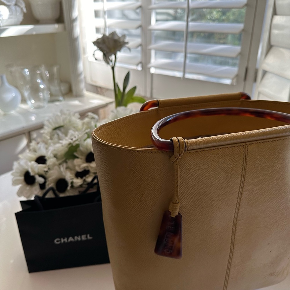 🥳 Gorgeous Chanel Caviar leather and tortoise shell handles.